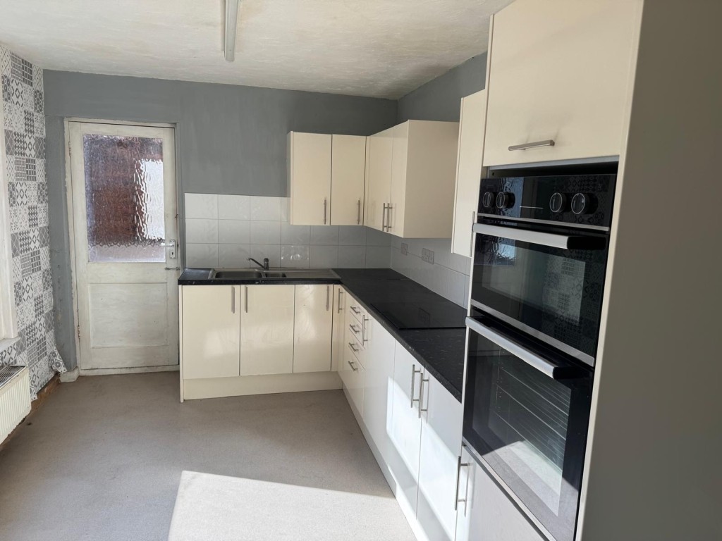 Lot: 160 - THREE-BEDROOM TOWN CENTRE HOUSE - The Kitchen